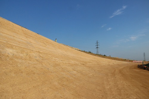 1561509065277577.jpg 山東中亞輪胎試驗場高速跑道南側曲線段刷坡全部完成 (2).jpg